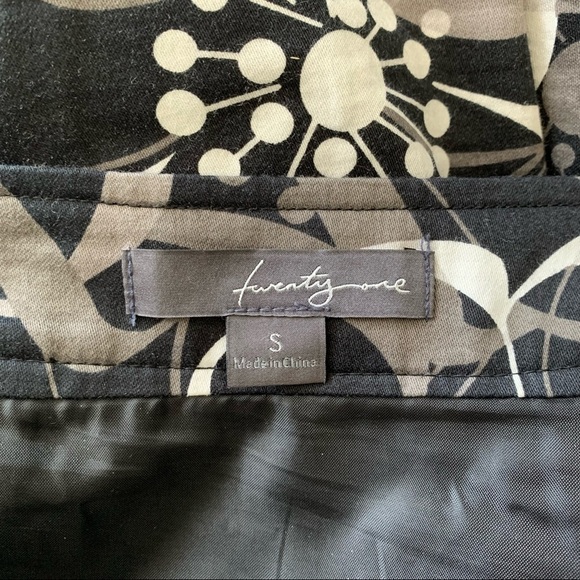 Forever 21 Mini Black, White & Gray Floral Skirt with Pockets Size Small - Picture 7 of 8